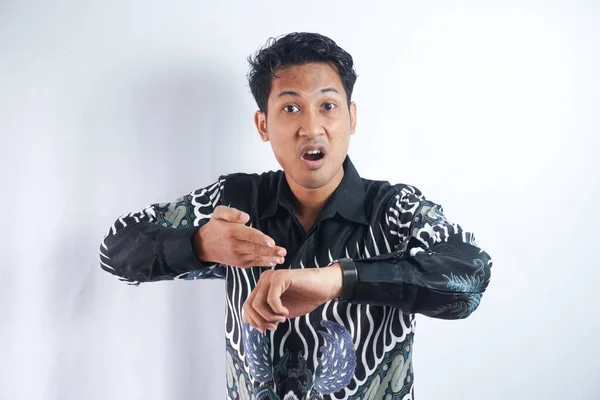 Guapo Asiático Hombre Usando Batik Camisa Prisa Apuntando Ver Tiempo — Foto de Stock