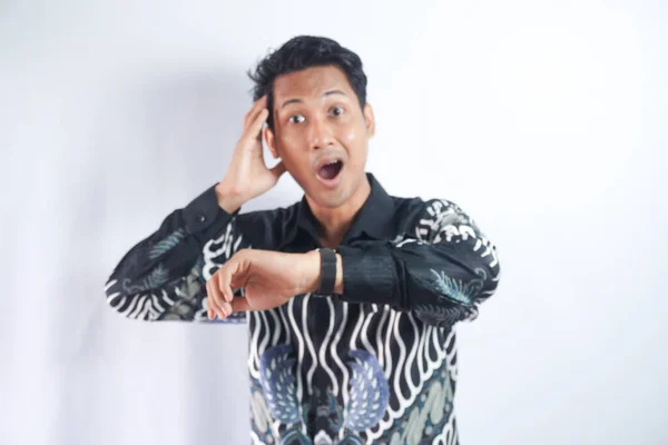 Impresionado Hombre Asiático Camisa Batik Mirando Reloj — Foto de Stock