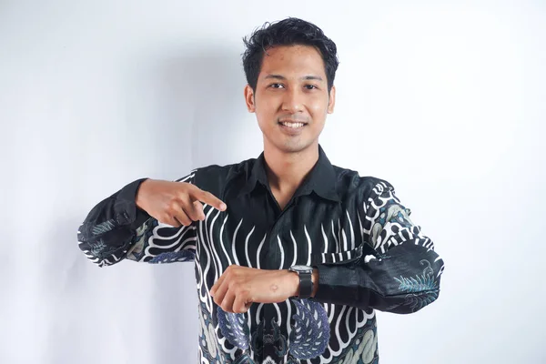 Szczęśliwy Zaskoczony Azjata Który Patrzy Zegarek Zszokowany Azji Człowiek Batik — Zdjęcie stockowe