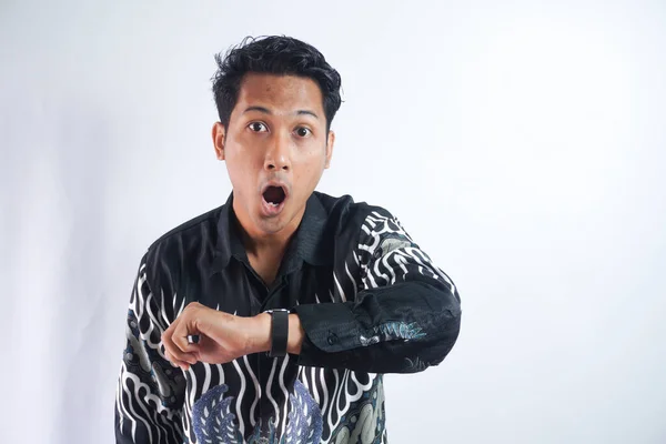 Impresionado Hombre Asiático Camisa Batik Mirando Reloj —  Fotos de Stock
