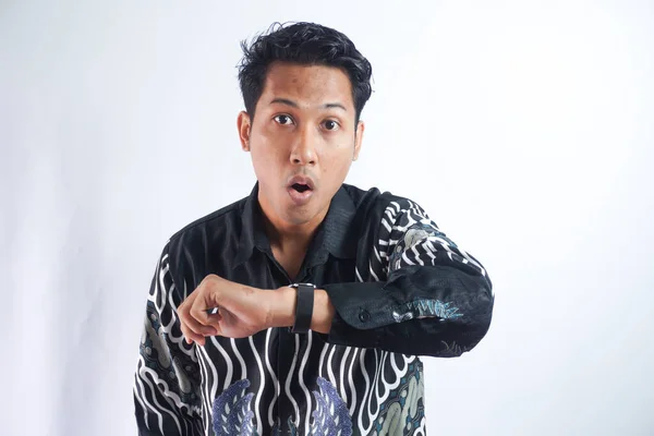 Geschokt Aziatische Man Batik Shirt Zoek Naar Horloge — Stockfoto