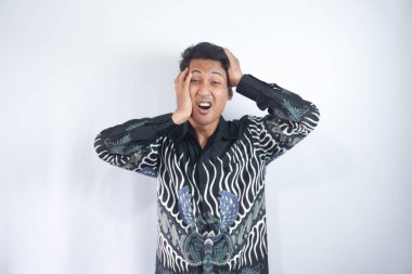 Yakışıklı beyaz yatay fotoğrafı dostum resimdeki izole üzerinde gri arka planda gösterilen ne kadar kafasını acıyor, ağrı, sefil ve yorgun görünümlü resim sağ tarafında