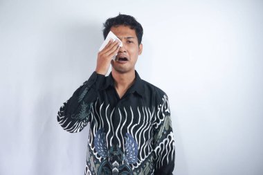 Komik adam peçete tutarken ağlıyor