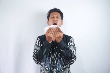 Genç adamın alerjisi var. Öksürük ve hapşırık alerjisi var. Toza alerjisi var. Nazofarnx 'ı tahriş ediyor..