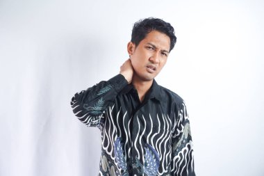 Mutsuz, yakışıklı, boynu çok kötü ağrıyan Asyalı bir adam. Uzun saatler çalıştıktan, çalıştıktan sonra, beyaz bir geçmişi var. Negatif insan duyguları, yüz ifadeleri.