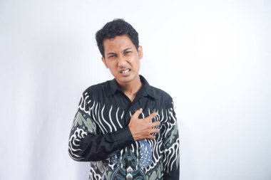 Kalbindeki acıdan dolayı ellerini göğsüne koyan bir adamın portresi..