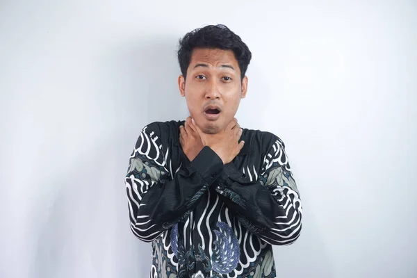Guapo Asiático Hombre Usando Batik Camisa Gritando Sofocar Porque Doloroso — Foto de Stock