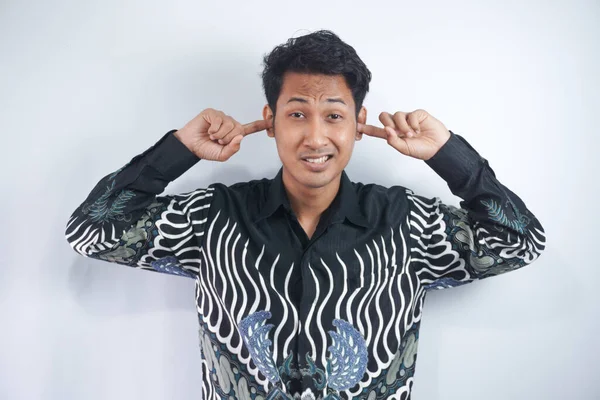 Porträtt Frustrerad Ung Asiatisk Man Batik Skjorta Täcker Öron Med — Stockfoto