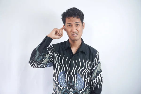 Retrato Joven Asiático Frustrado Camisa Batik Cubriendo Las Orejas Con —  Fotos de Stock