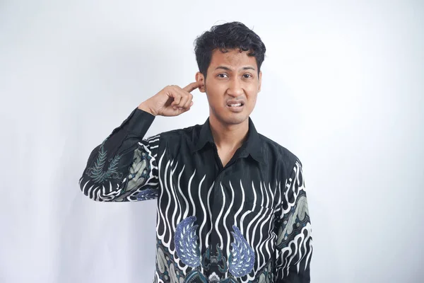 Porträt Eines Frustrierten Jungen Asiatischen Mannes Batikhemd Das Die Ohren — Stockfoto