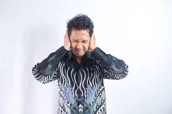 Asiático Hombre Vistiendo Batik Camisa Cubriendo Sus Oídos Con Ambas —  Fotos de Stock