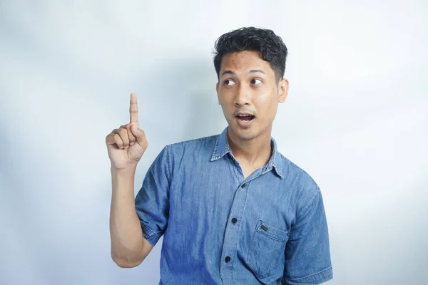 Lindo Hombre Asiático Asertivo Pelo Oscuro Usar Camisa Azul Levantar —  Fotos de Stock