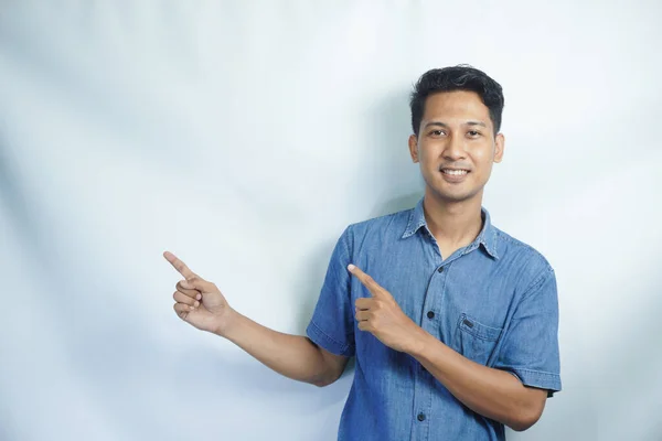 Ung Stilig Asiatisk Man Bär Blå Skjorta Över Isolerad Bakgrund — Stockfoto