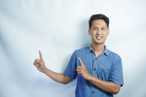 Jovem Bonito Ásia Homem Vestindo Azul Camisa Mais Isolado Fundo — Fotografia de Stock
