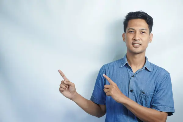Mladý Pohledný Asijský Muž Modré Košili Přes Izolované Pozadí Ukazuje — Stock fotografie