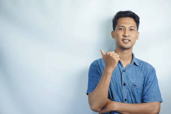 Ung Stilig Asiatisk Man Bär Blå Skjorta Över Isolerad Bakgrund — Stockfoto