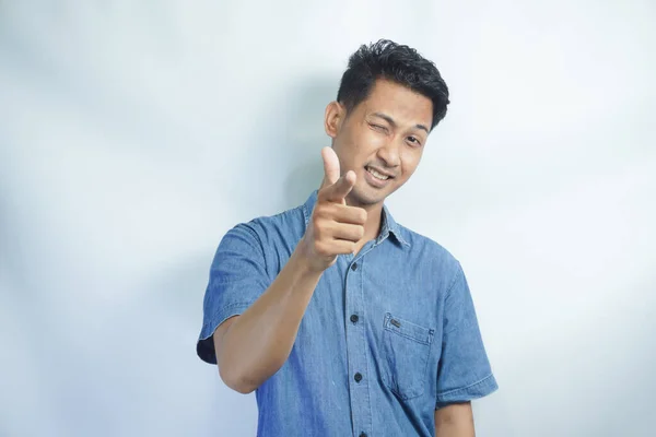 Beyaz Arka Planda Mavi Gömlekli Genç Yakışıklı Asyalı Adam Seni — Stok fotoğraf