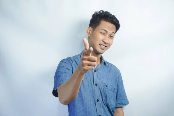 Pemuda Asia Tampan Mengenakan Kemeja Biru Atas Latar Belakang Putih — Stok Foto