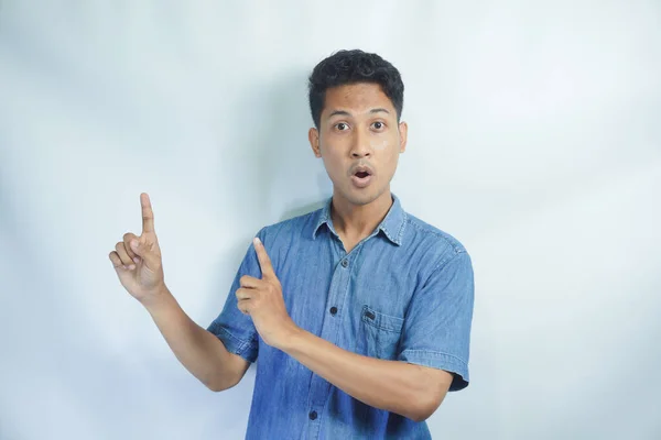 Omg Cool Offer Pria Asia Muda Yang Terkejut Menunjuk Pada — Stok Foto