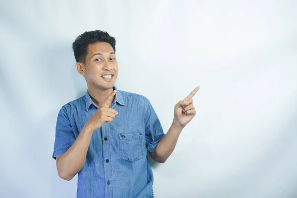 Joven Hombre Asiático Guapo Con Camisa Azul Sobre Fondo Aislado —  Fotos de Stock