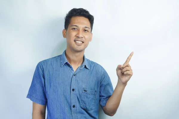 Junger Hübscher Asiatischer Mann Trägt Blaues Hemd Über Isoliertem Hintergrund — Stockfoto