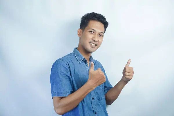 Mladý Pohledný Asijský Muž Modré Košili Přes Izolované Bílé Pozadí — Stock fotografie