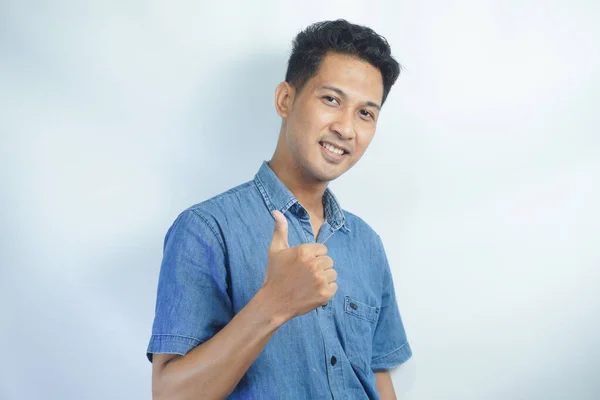 Mladý Pohledný Asijský Muž Modré Košili Přes Izolované Bílé Pozadí — Stock fotografie