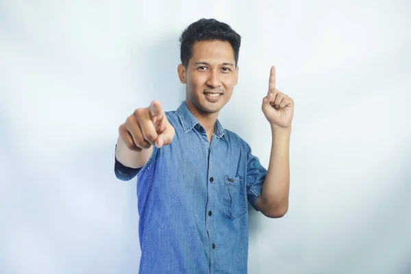 Roztomilý Asertivní Tmavovlasý Asijský Muž Nosit Modré Tričko Zvednout Ruce — Stock fotografie