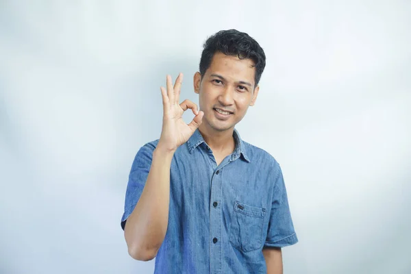 Mladý Pohledný Muž Modré Košili Přes Bílé Pozadí Úsměvem Pozitivní — Stock fotografie