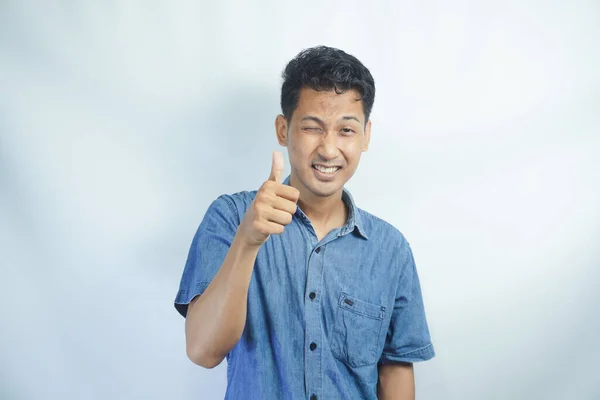 Pemuda Asia Tampan Mengenakan Kemeja Biru Atas Latar Belakang Putih — Stok Foto
