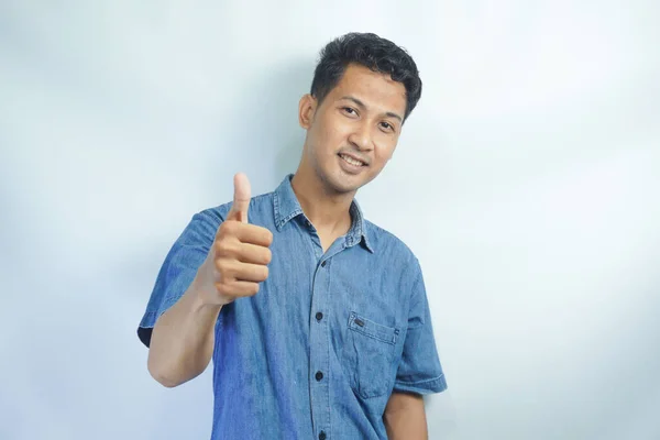 Jonge Knappe Aziatische Man Draagt Een Blauw Shirt Geïsoleerde Witte — Stockfoto