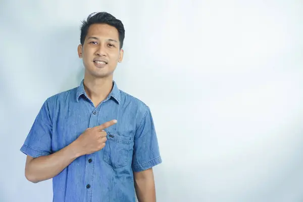 Mladý Pohledný Asijský Muž Modré Košili Přes Izolované Pozadí Ukazuje — Stock fotografie