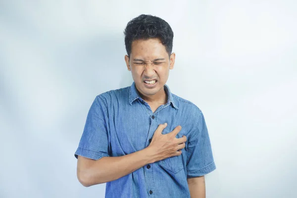 Homem Infeliz Sofrendo Dor Coração Mãos Peito Com Sintomas Doença — Fotografia de Stock