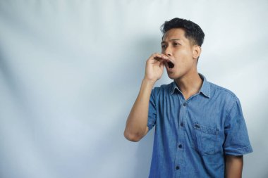 Yakışıklı delikanlı bağırarak ve ağzı üzerinde el ile yan için çığlık izole arka plan üzerinde. İletişim kavramı.