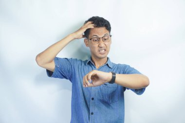 Komik Asyalı adamın portresi, saatini ve geç dönem konseptini görünce şok oldu.