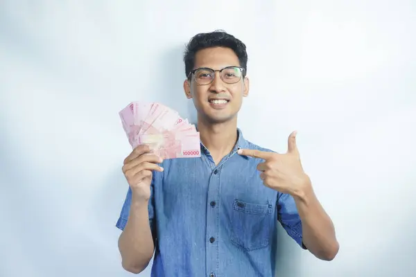 Hezký Asijský Muž Drží Statisíce Rupiah Bankovek Křičí Hrdě Slaví — Stock fotografie