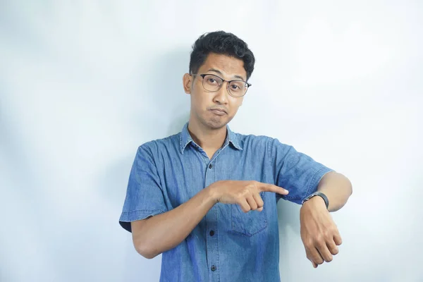 Knappe Aziatische Man Draagt Blauw Shirt Witte Achtergrond Haast Wijzend — Stockfoto