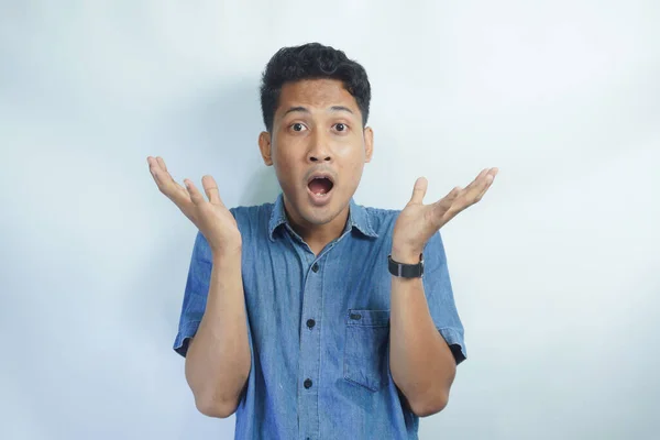 Potret Pemuda Asia Yang Mengenakan Kemeja Biru Terkejut Membuka Mulut — Stok Foto