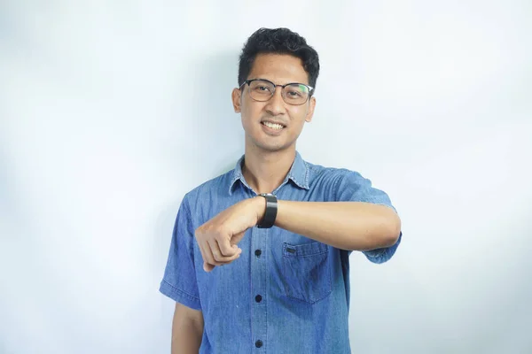 Portrét Asijského Muže Modré Košili Úsměvem Při Pohledu Hodinky Bílém — Stock fotografie