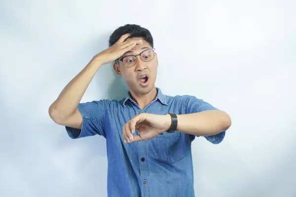 Portrait Funny Asian Man Syok Melihat Jam Tangannya Konsep Akhir — Stok Foto