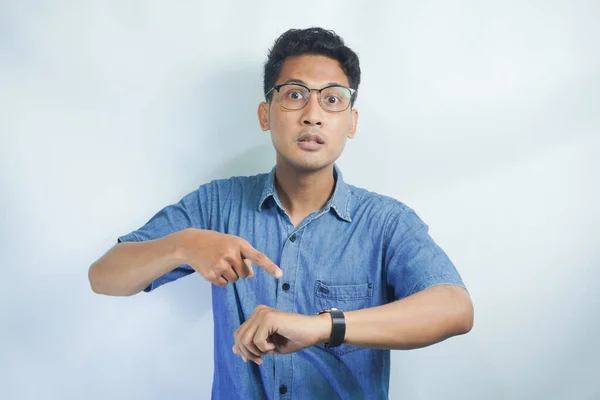 Beyaz Arka Planda Mavi Gömlekli Yakışıklı Asyalı Adam Aceleyle Saate — Stok fotoğraf
