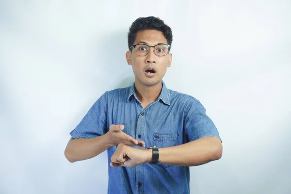 Retrato Homem Asiático Engraçado Chocado Preocupado Ver Seu Relógio Pulso — Fotografia de Stock
