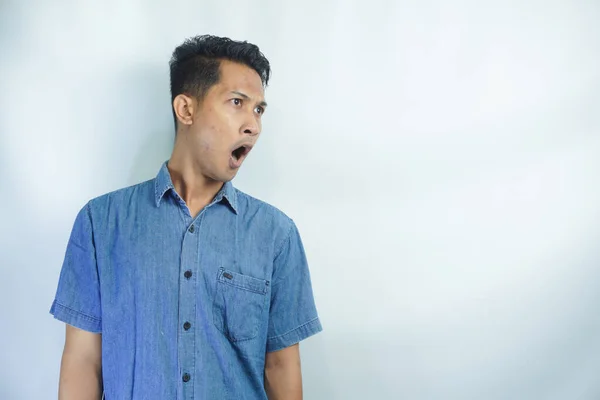 Портрет Молодого Азіатського Чоловіка Блакитній Сорочці Шокований Щоб Відкрити Рот — стокове фото