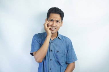 Tüh. Üzgün, dehşete düşmüş yüz ifadesi yüzünden dehşete düşmüş bir adamın yakın plan fotoğrafı kendini suçlu hissetmesine neden oldu.