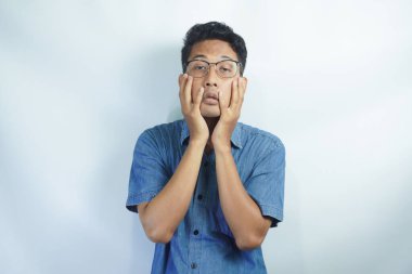 Yorgun insan, avucunu yüzüne koyuyor. Yorgun ve yorgun bir adam avuçlarıyla yüzünü kapatıyor, sıkılmış ve yorgun bir adam kavramı.