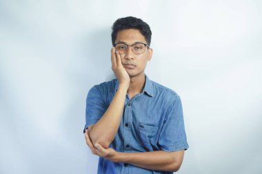 Yorgun insan, avucunu yüzüne koyuyor. Yorgun ve yorgun bir adam avuçlarıyla yüzünü kapatıyor, sıkılmış ve yorgun bir adam kavramı.