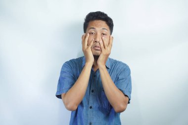 Yorgun insan, avucunu yüzüne koyuyor. Yorgun ve yorgun bir adam avuçlarıyla yüzünü kapatıyor, sıkılmış ve yorgun bir adam kavramı.