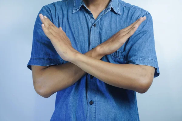 Ausgeschnittener Junger Mann Blauem Hemd Steht Mit Zeichen Händen Und — Stockfoto