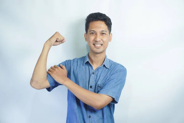 Pemuda Asia Yang Mengenakan Kemeja Biru Berdiri Atas Latar Belakang — Stok Foto