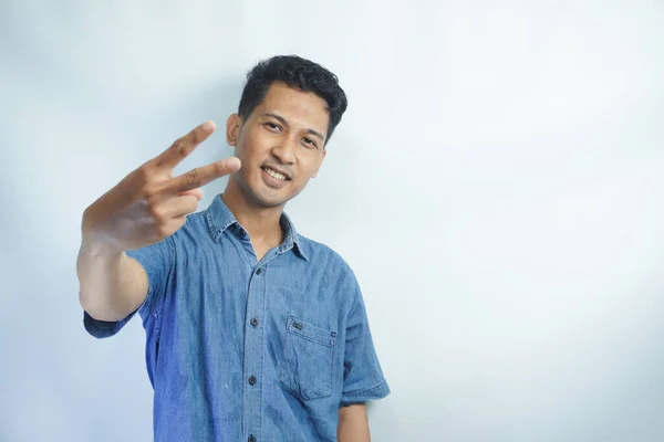 Jovem Asiático Homem Isolado Fundo Branco Mostrando Sinal Vitória Sorrindo — Fotografia de Stock